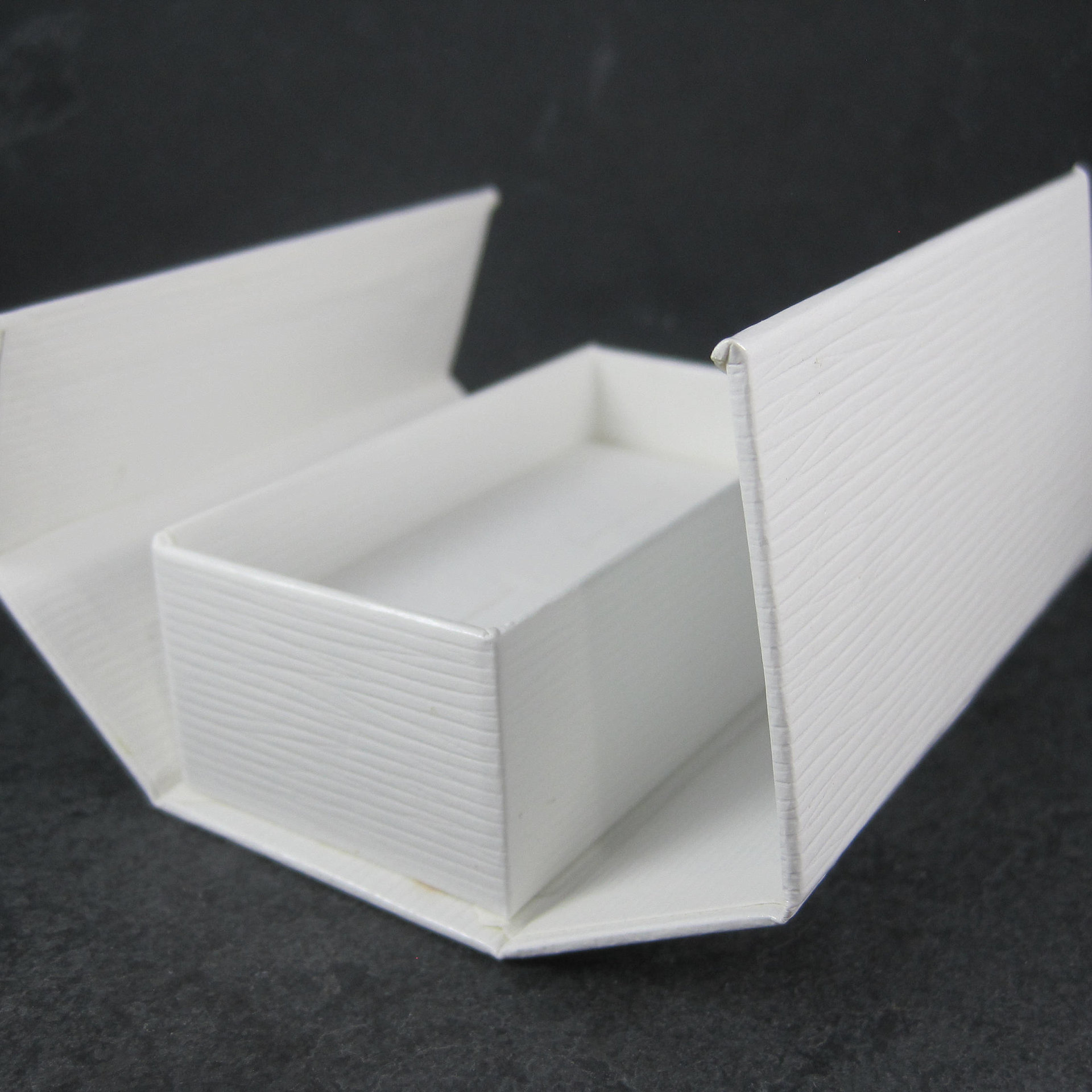 White Magnetic Double Ring Box