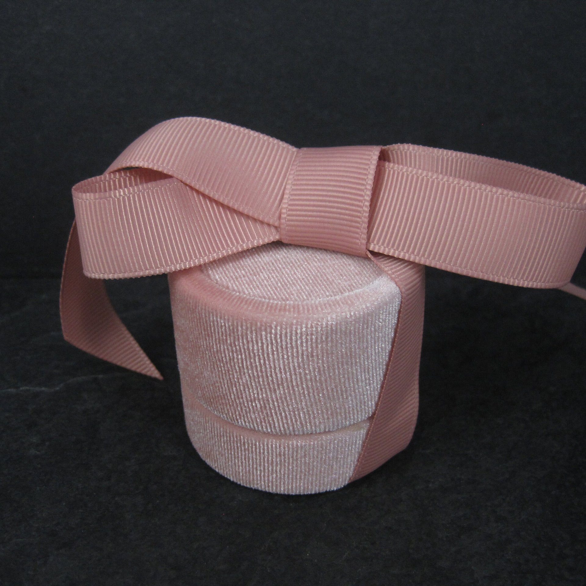 Antique Style Round Pink Velvet Ring Box