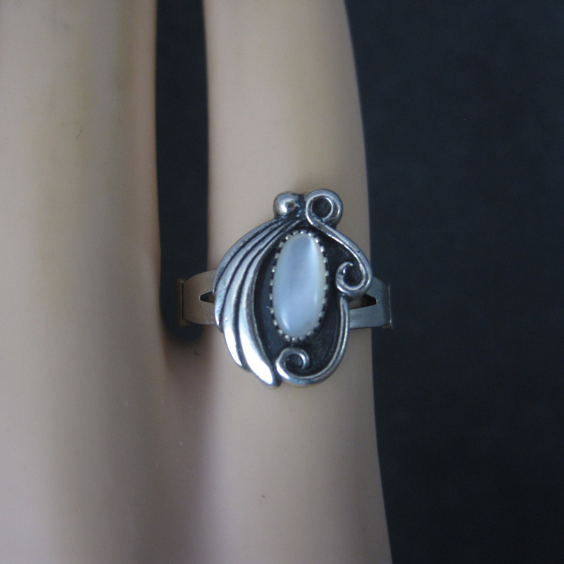 Vintage Southwestern Sterling Mother of Pearl Ring Size 5.5