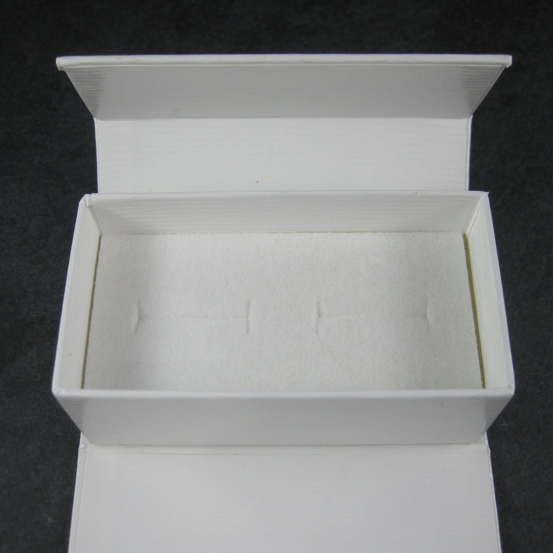 White Magnetic Double Ring Box