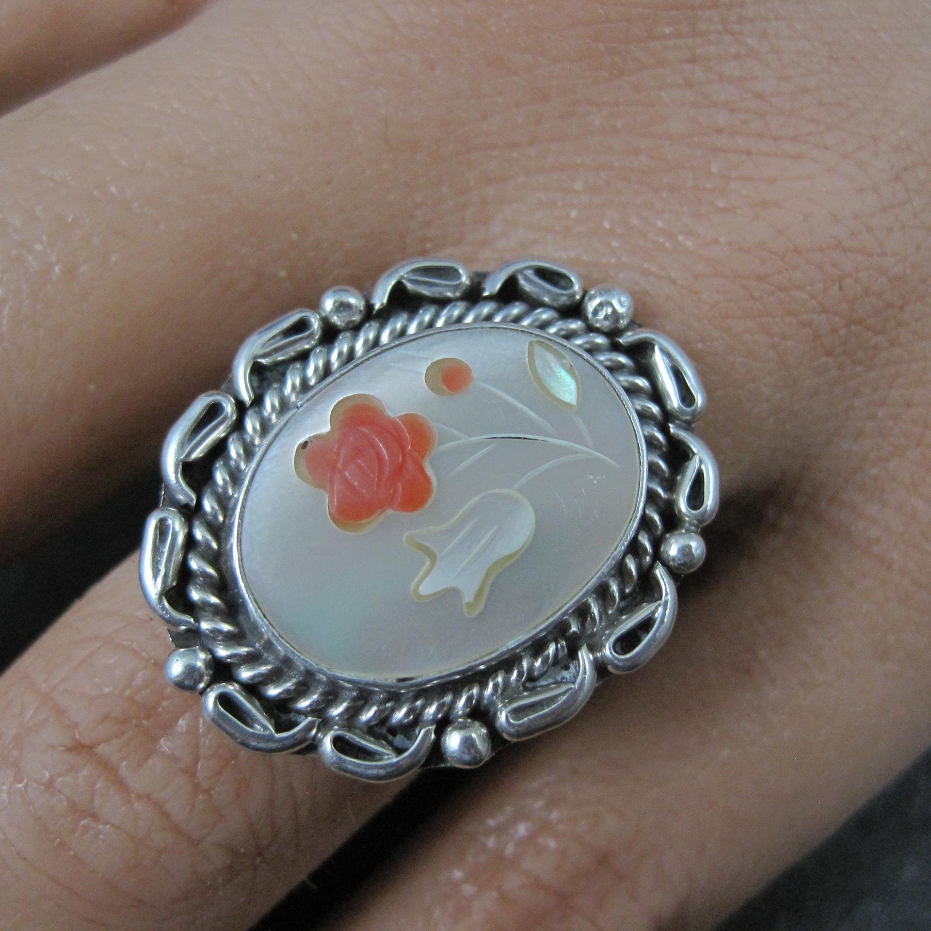 Vintage Mother of Pearl Coral Inlay Flower Ring Southwestern Sterling Silver Size 5