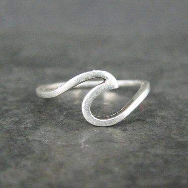 Dainty Sterling Wave Ring Size 6