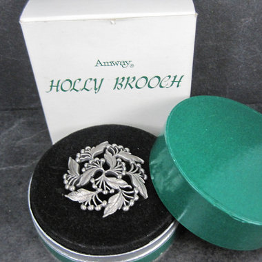 1973 Holly Wreath Brooch Original Box Amway